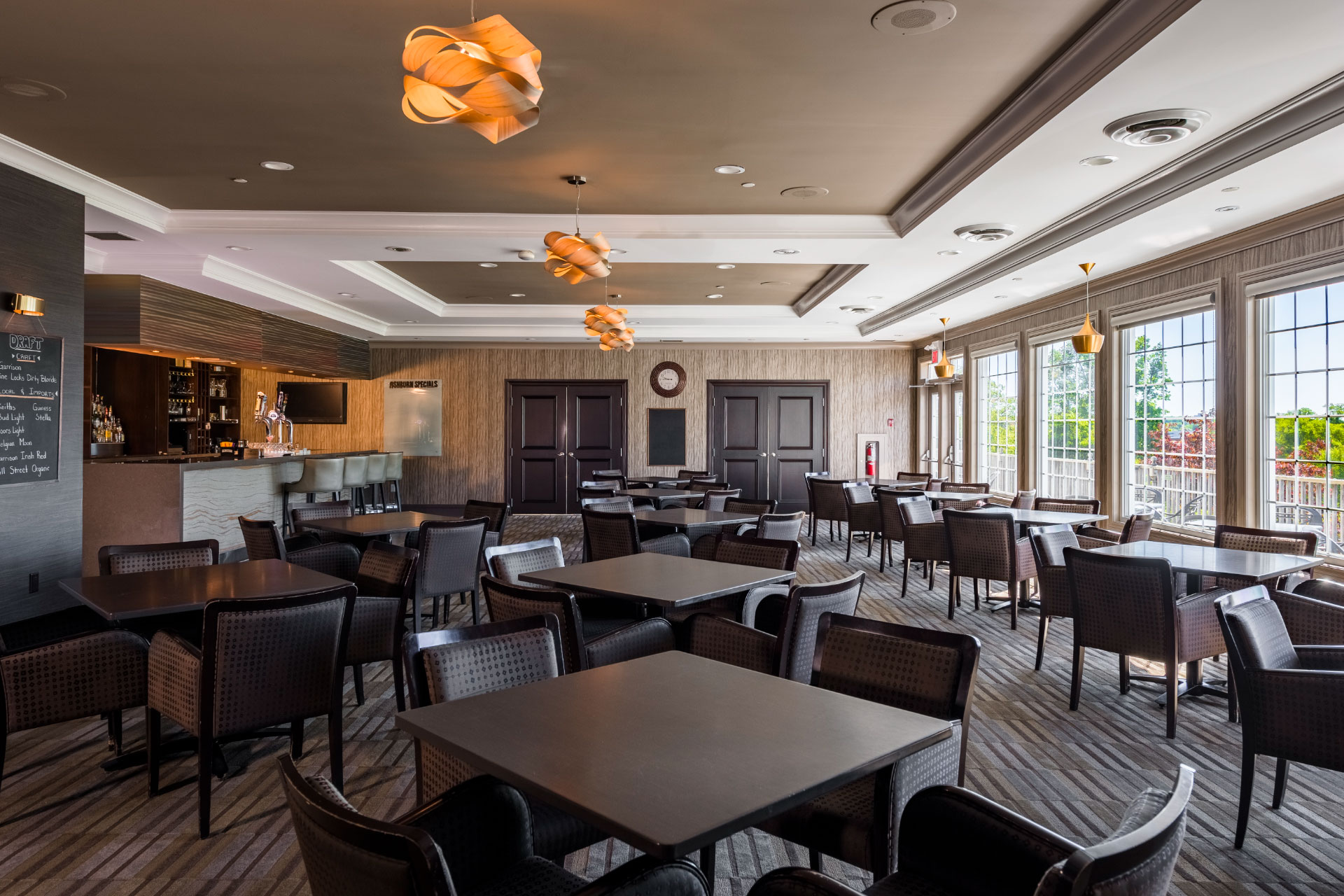 Old-Course---Lounge-2019_A-spacious-dining-area-with-tables-and-chairs-Ashburn-GC
